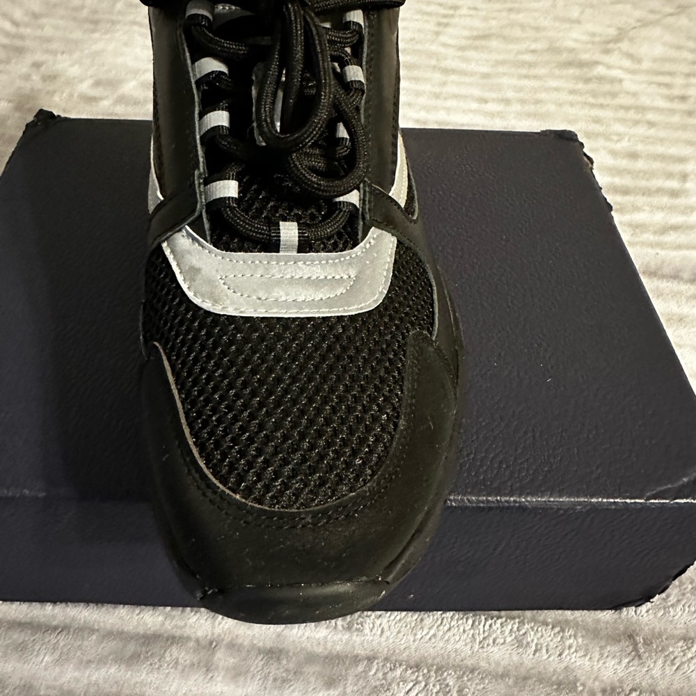 I’m selling my Christian Dior b22 men’s size 11 shoes. - Picture 4 of 4